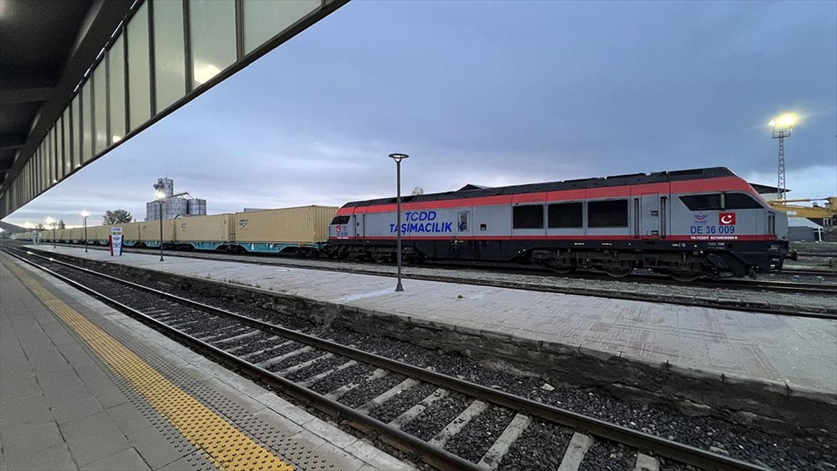 Bakü-tiflis-kars Demiryolu'nda Yük Taşımacılığı Yeniden Başladı