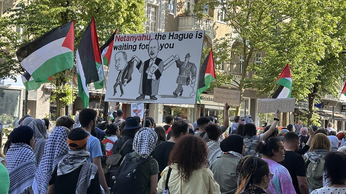 Berlin'de Filistin İle Dayanışma Gösterisi Düzenlendi
