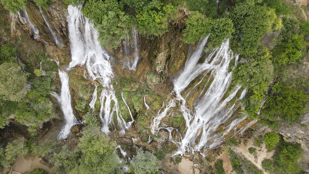 Erzincan'da Baharda Debisi Artan Girlevik Şelalesi Ziyaretçilerini Ağırlıyor