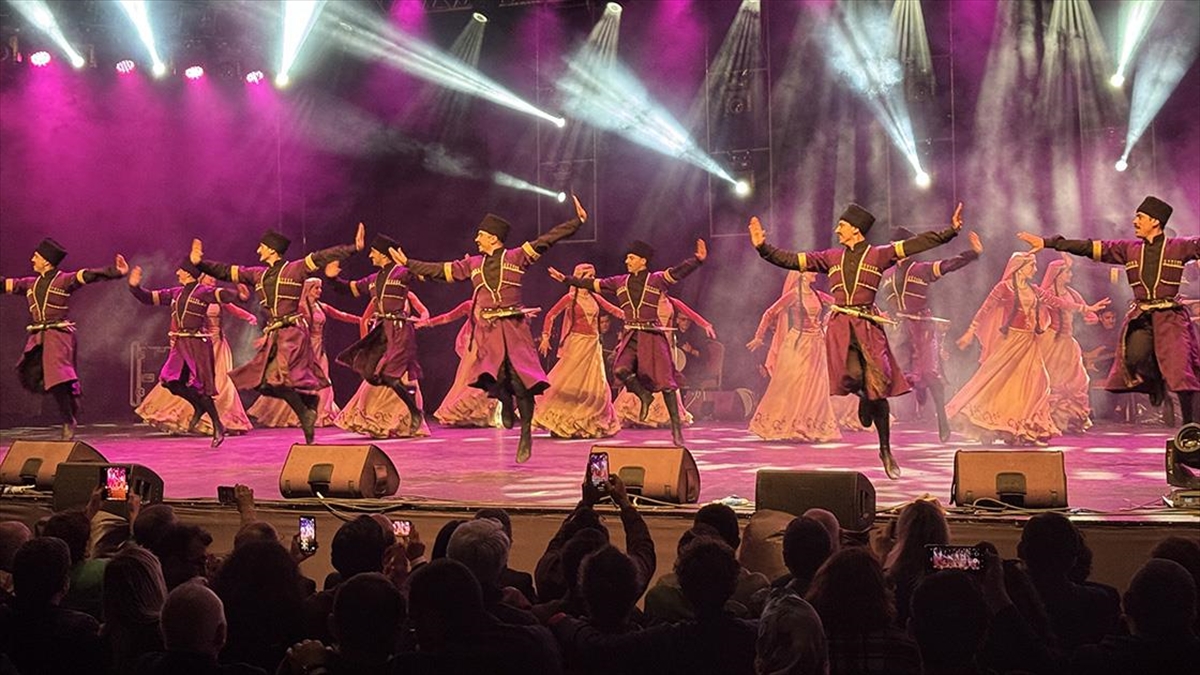 Azerbaycan Devlet Halk Dansları Topluluğu Harbiye'de Sanatseverlerle Buluştu