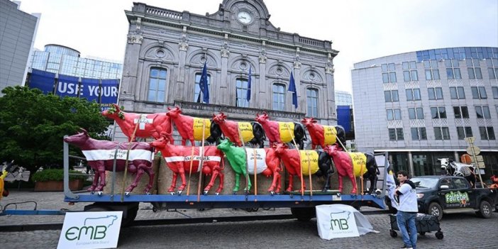 Sütçüler, Ab Kurumları Önünde Protesto Düzenledi