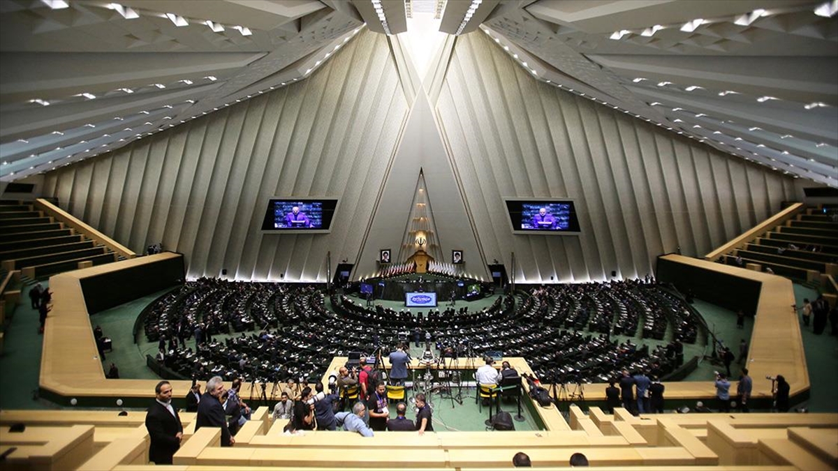 İran'da 12. Dönem Meclis Göreve Başladı
