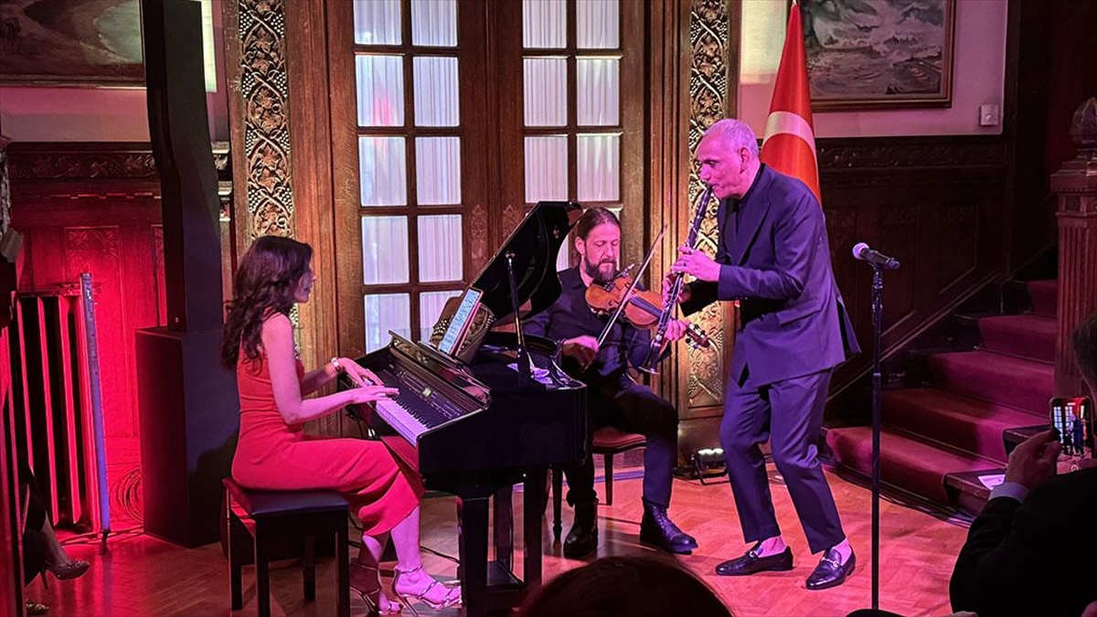 Atina'daki Konserde Türkçe Ve Yunanca Şarkılar Dinleyiciyle Buluştu