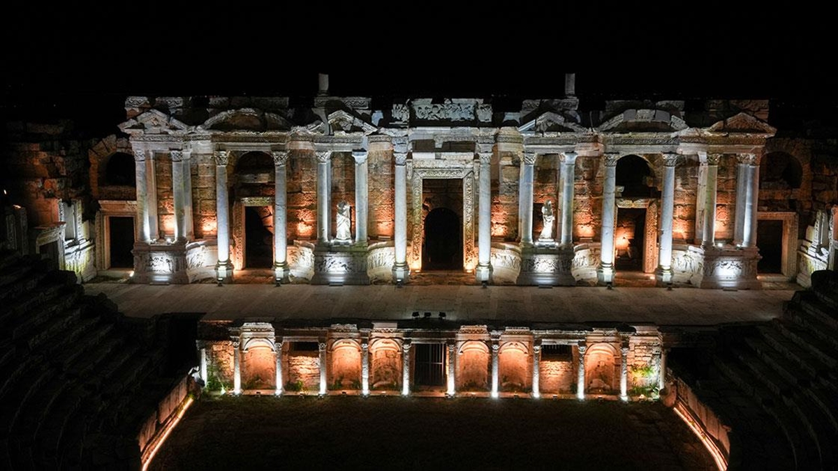 Pamukkale'de Turizmciler 3 Milyon Ziyaretçi Hedefinin Gece Müzeciliğiyle Aşılacağını Düşünüyor