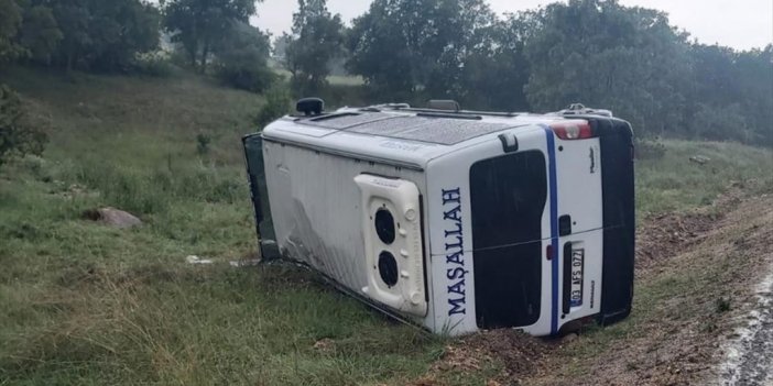 Minibüs devrildi 14 yaralı