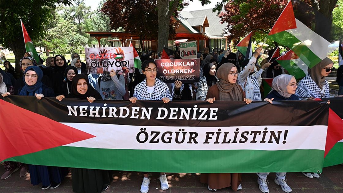 Üniversite Öğrencileri İsrail'in Filistin’deki Saldırılarını Protesto Etti