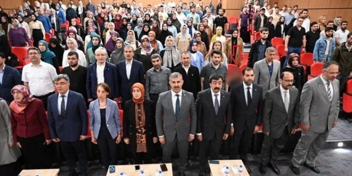 İstiklal Marşı okunurken ayağa kalkmayan akademisyen açığa alındı