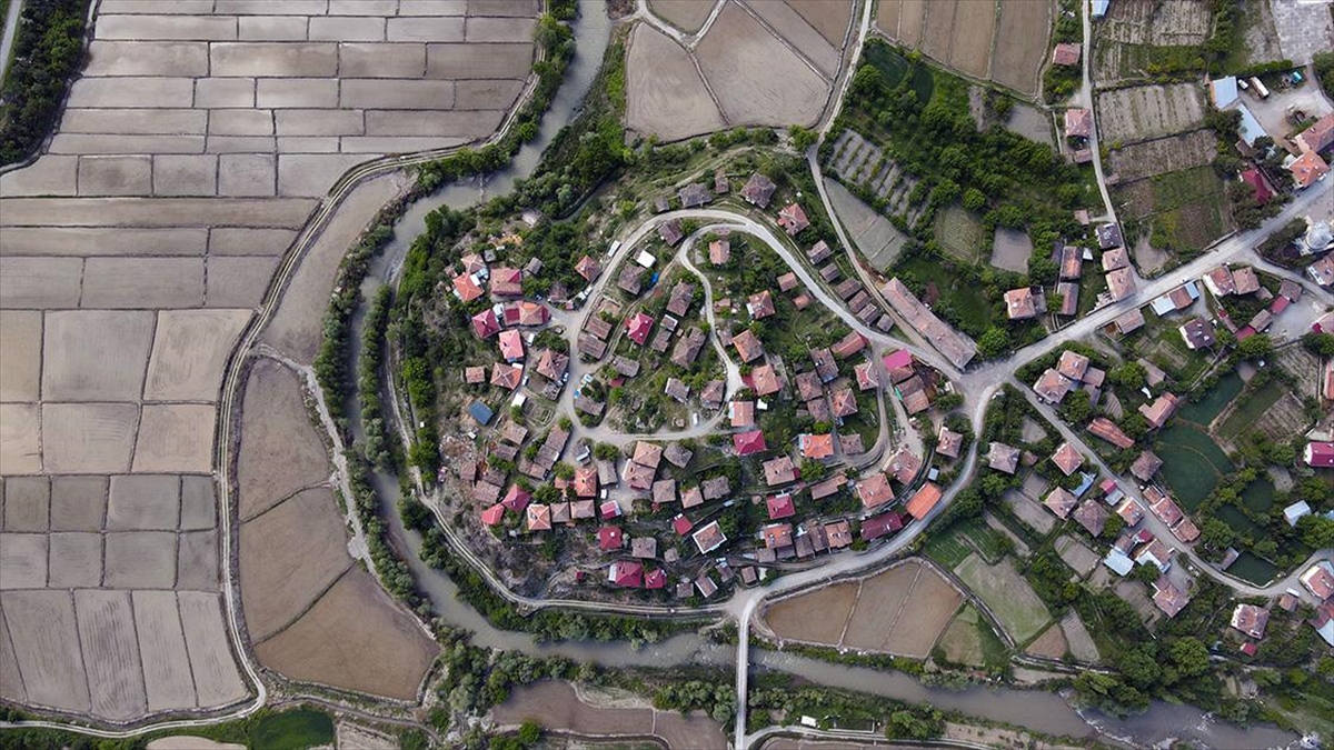 Çeltik Tarlalarına Dolan Su İlkbahar Aylarında Köyü Yarımadaya Dönüştürüyor