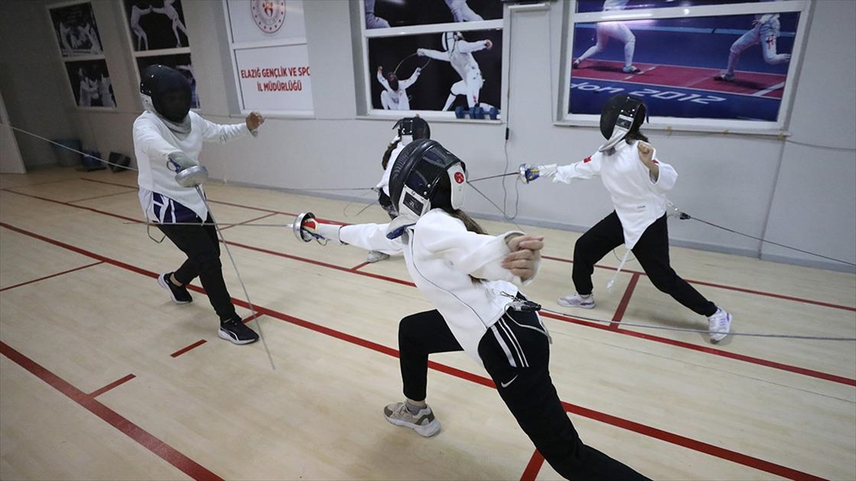 Elazığ'da Eskrimle Tanışan Minikler, Milli Sporcu Olma Hayaliyle Kılıç Sallıyor