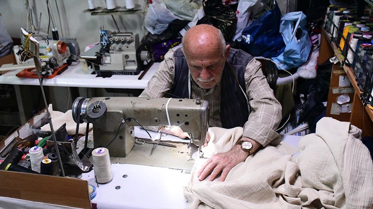 Düzce'nin Emektar Terzileri Yarım Asrı Geride Bıraktıkları Mesleklerini Severek Sürdürüyor