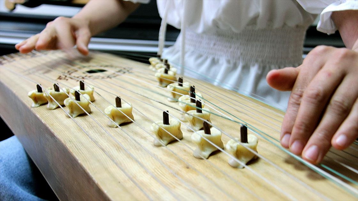 Kırgızlarda Yeniden İlgi Uyandıran Tarihi Telli Çalgı: Jetigen