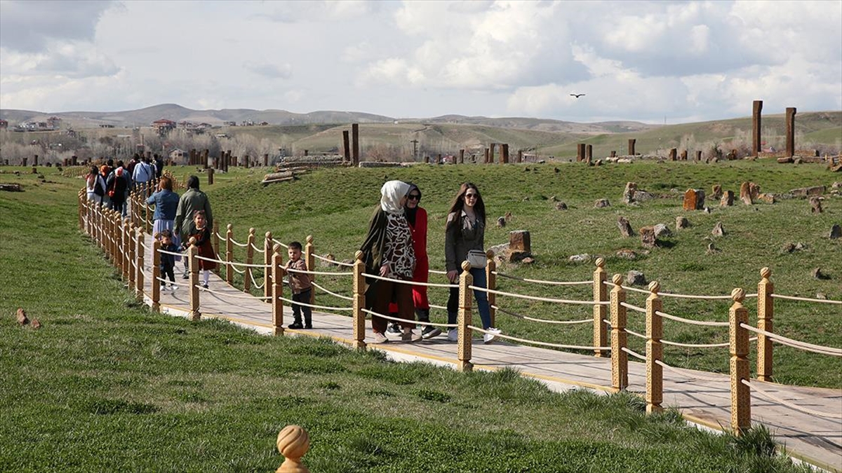 Selçuklu Meydan Mezarlığı'nda Ziyaretçi Sayısı 5 Ayda 103 Bini Aştı