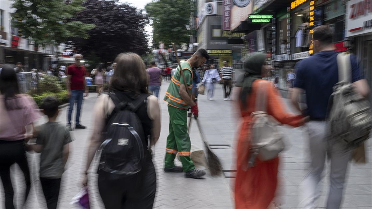 Yerlere Atılan Sigara İzmaritleri Çevreyi Görünenin Ötesinde Kirletiyor