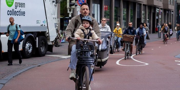 Hollandalılar Erken Yaştan İtibaren Her Alanda Bisiklet Kullanıyor
