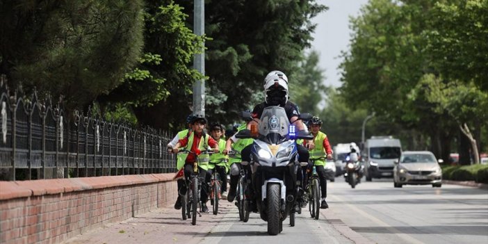 Konya'da Okula Bisikletle Konvoy Halinde Giden Öğrencilere Zabıtalar Eşlik Ediyor