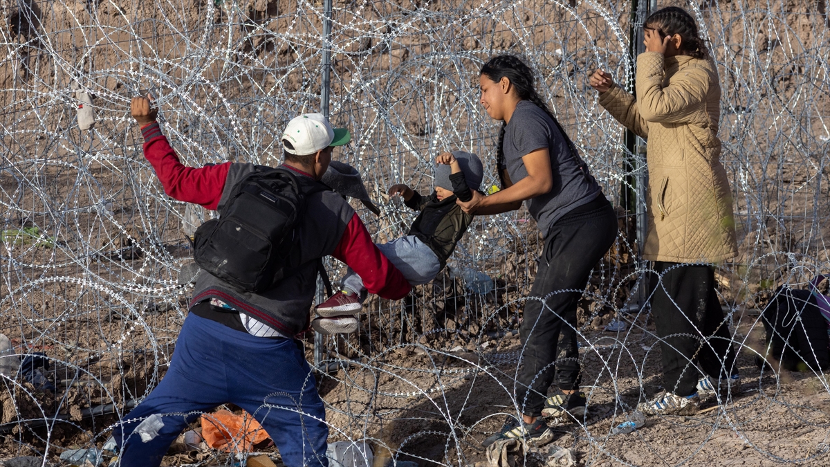 Biden, ABD-Meksika Sınırını Yasa Dışı Göçmen Girişlerine Kapatan Kararını Duyurdu