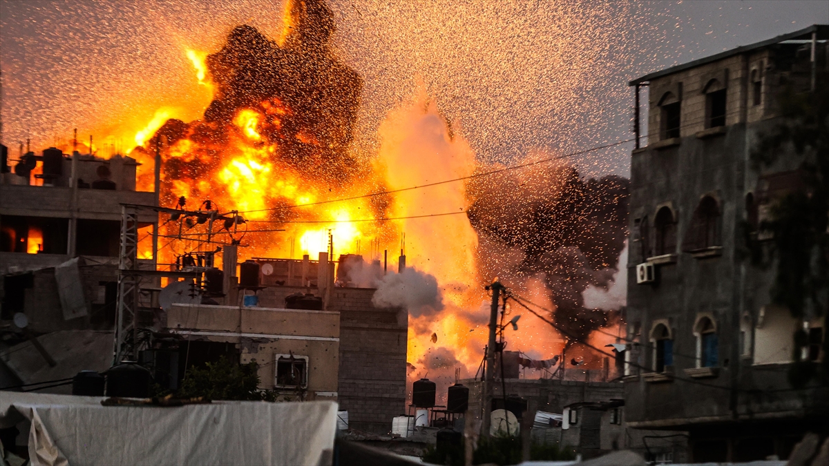 İsrail'in Gazze'deki El-bureyc Ve El-megazi Kamplarına Düzenlediği Saldırılarda 15 Kişi Öldü