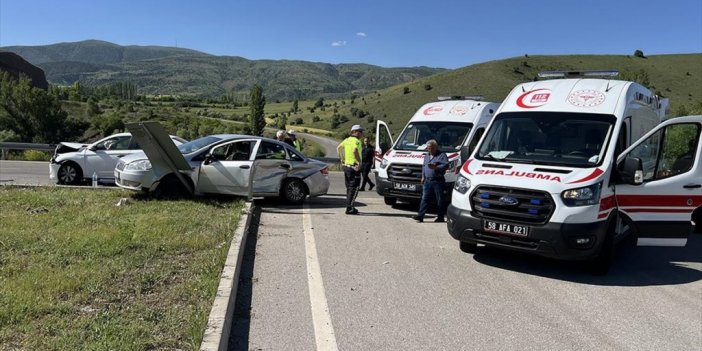 İki Otomobilin Çarpıştığı Kazada 2'si Çocuk 8 Kişi Yaralandı