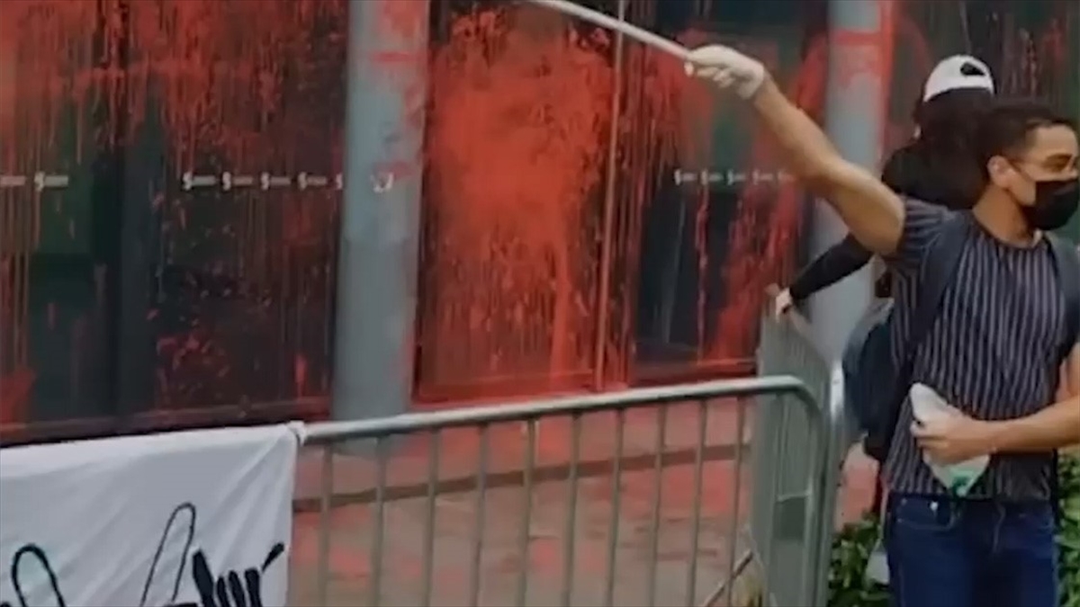 Filistin Destekçileri Sorbonne Üniversitesine Ait Binaya Kırmızı Boya Püskürttü