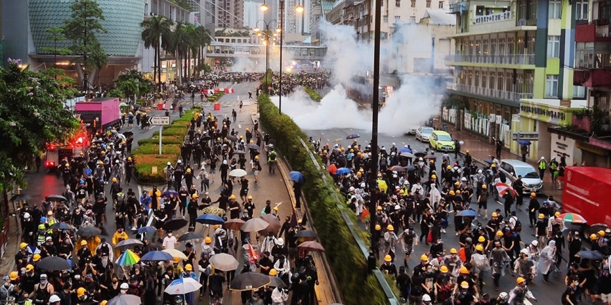 Hong Kong'da Protestocuların Liderlerine Gözaltı