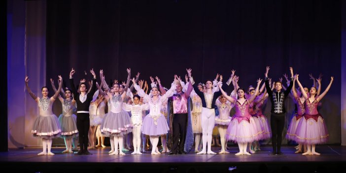 Gülüm Pekcan Bale ve Dans Okulu'ndan Cumhuriyet'in 100'ncü yıl performansı