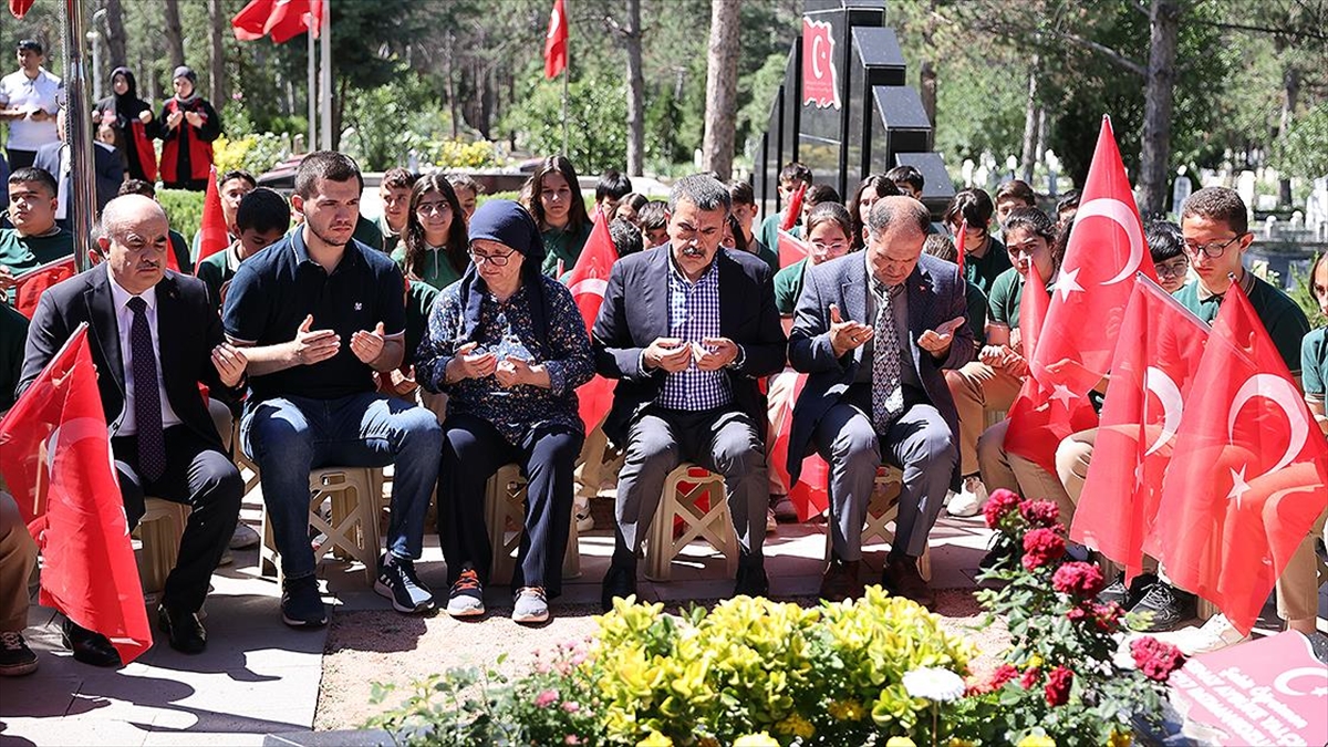 Milli Eğitim Bakanı Tekin, Şehit Öğretmen Aybüke Yalçın'ın Kabrini Ziyaret Etti