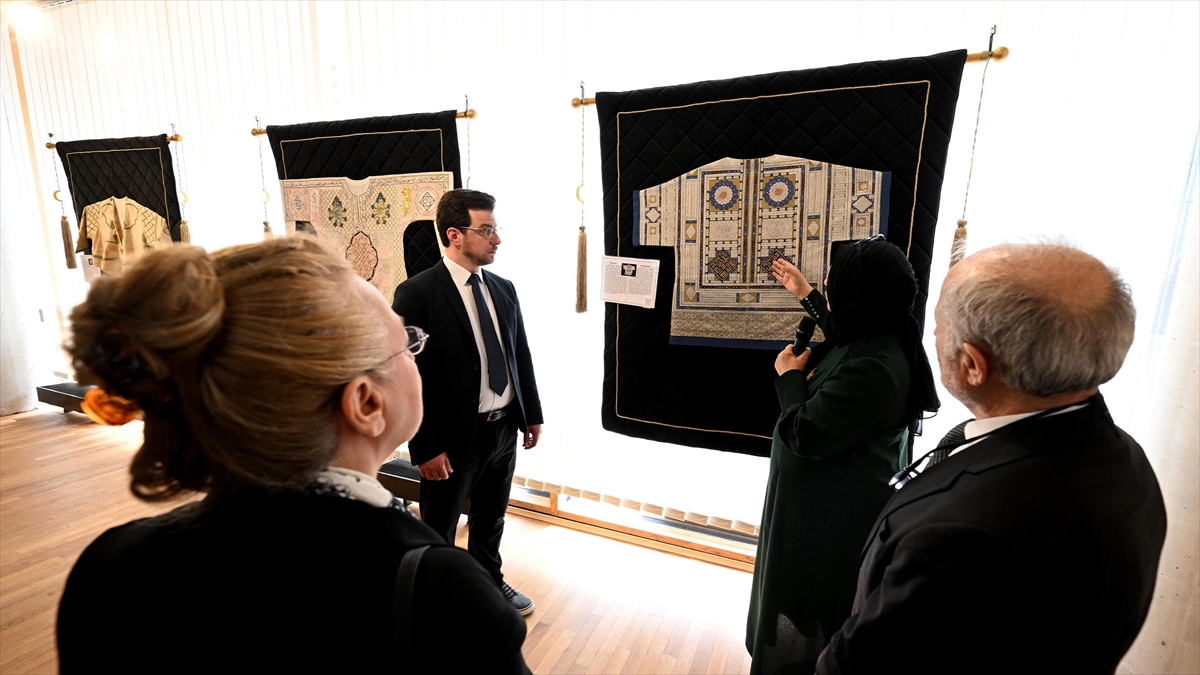 Köln'de "Dualı Gömlekler" Sergisi Açıldı