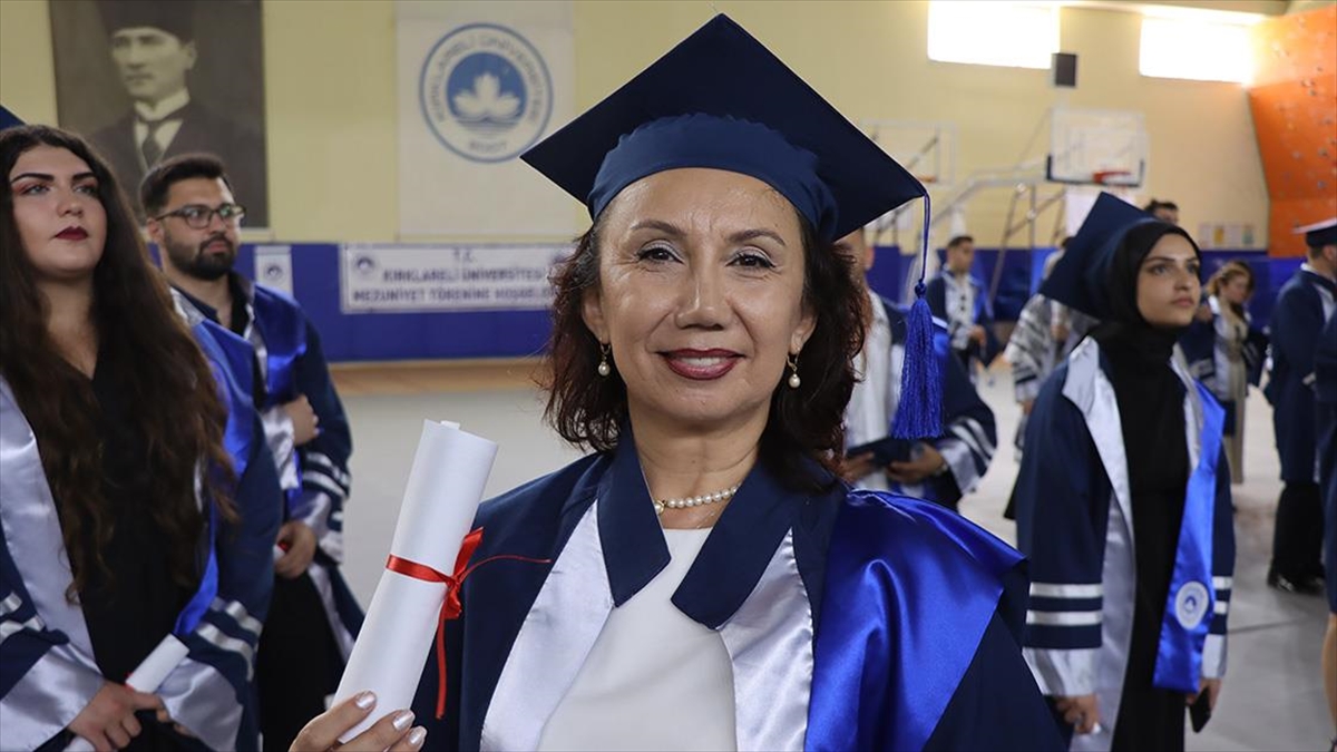 Emekli Sevil Öğretmen, Farklı Bir Branşta Üniversite Okuyup 33 Yıl Sonra Yeniden Kep Attı