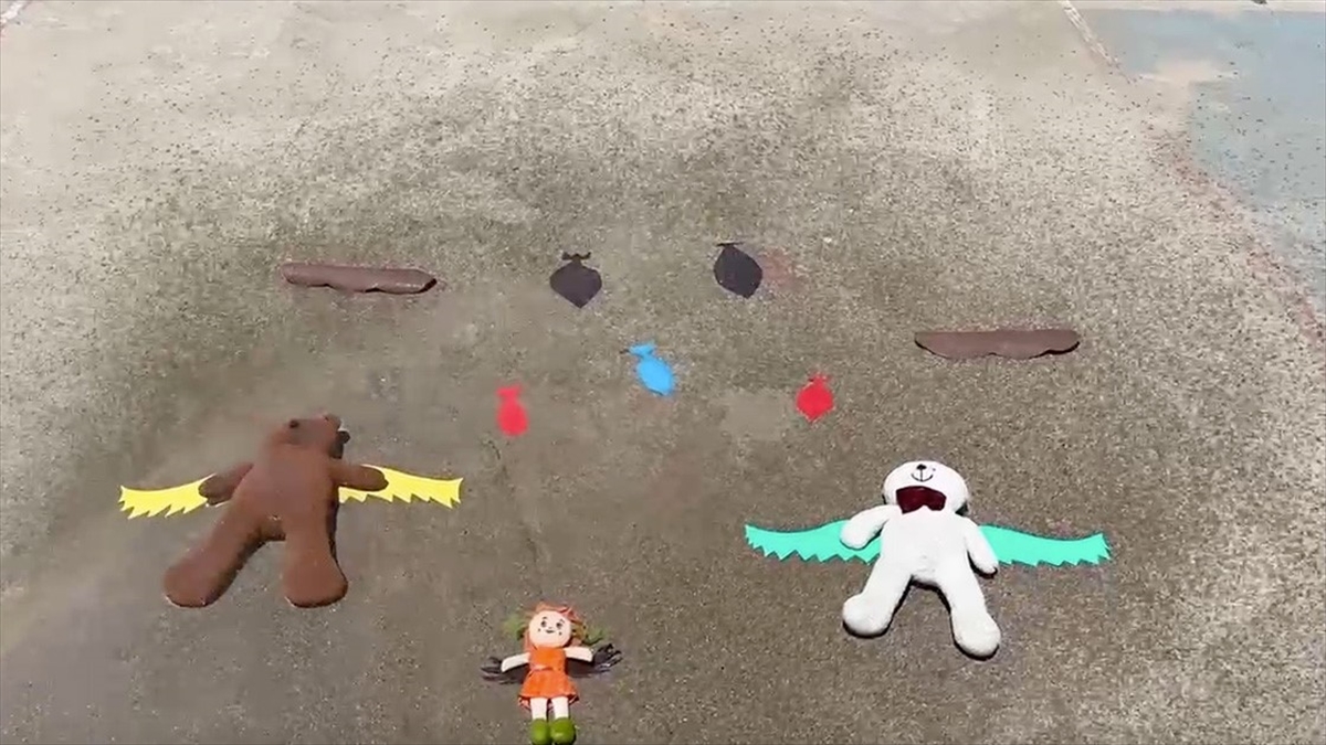 Batman'da Görevli Öğretmen Öğrencileriyle Gazze'de Yaşananları "su Baskısı"yla Zemine Yansıttı