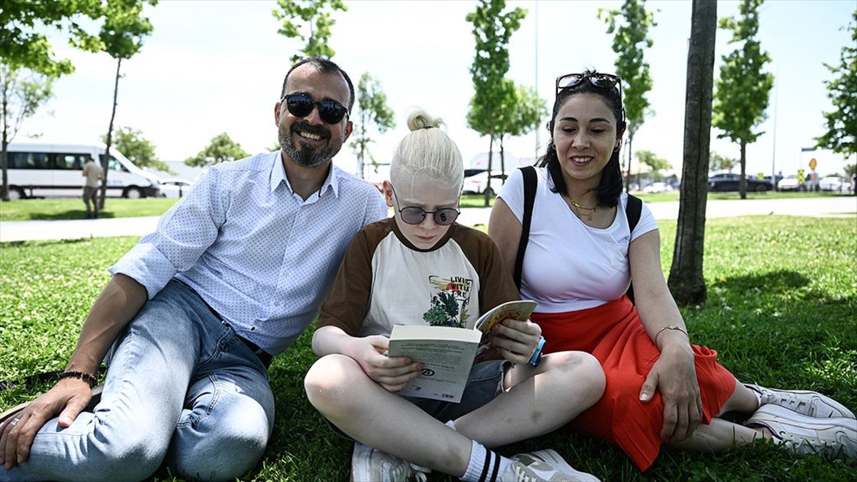 Albino Çocuğu Olan Ebeveynler, Akran Zorbalığı Ve Ayrımcılığın Son Bulmasını İstiyor