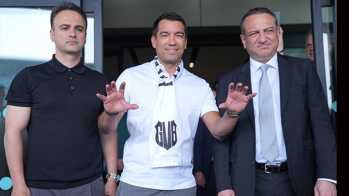Beşiktaş'ın Yeni Teknik Direktörü Van Bronckhorst İstanbul'a Geldi