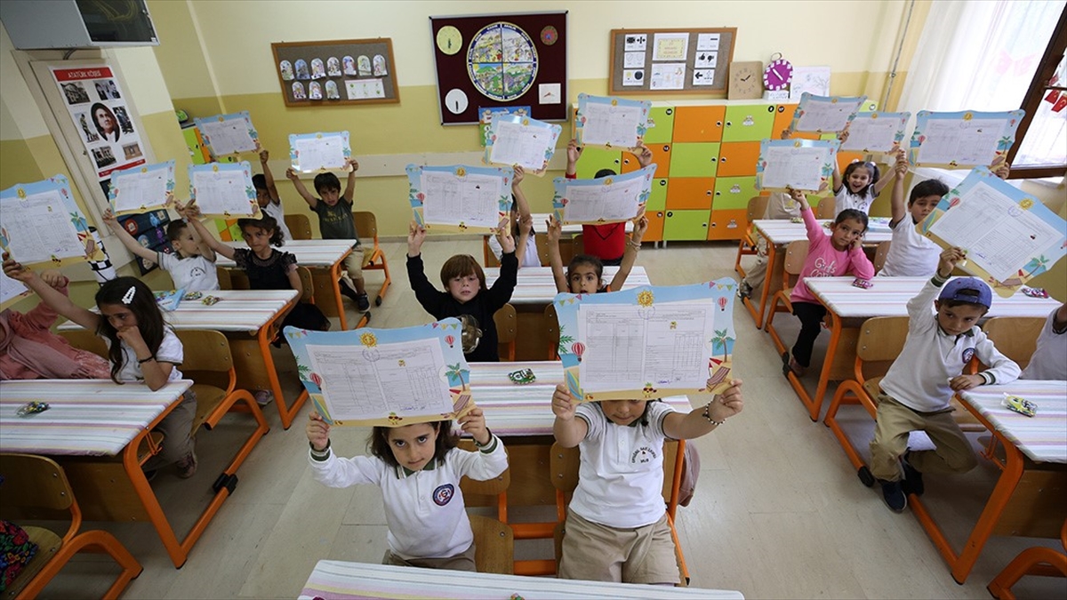 20 Milyondan Fazla Öğrenci Karnesini Alarak Yaz Tatiline Girdi