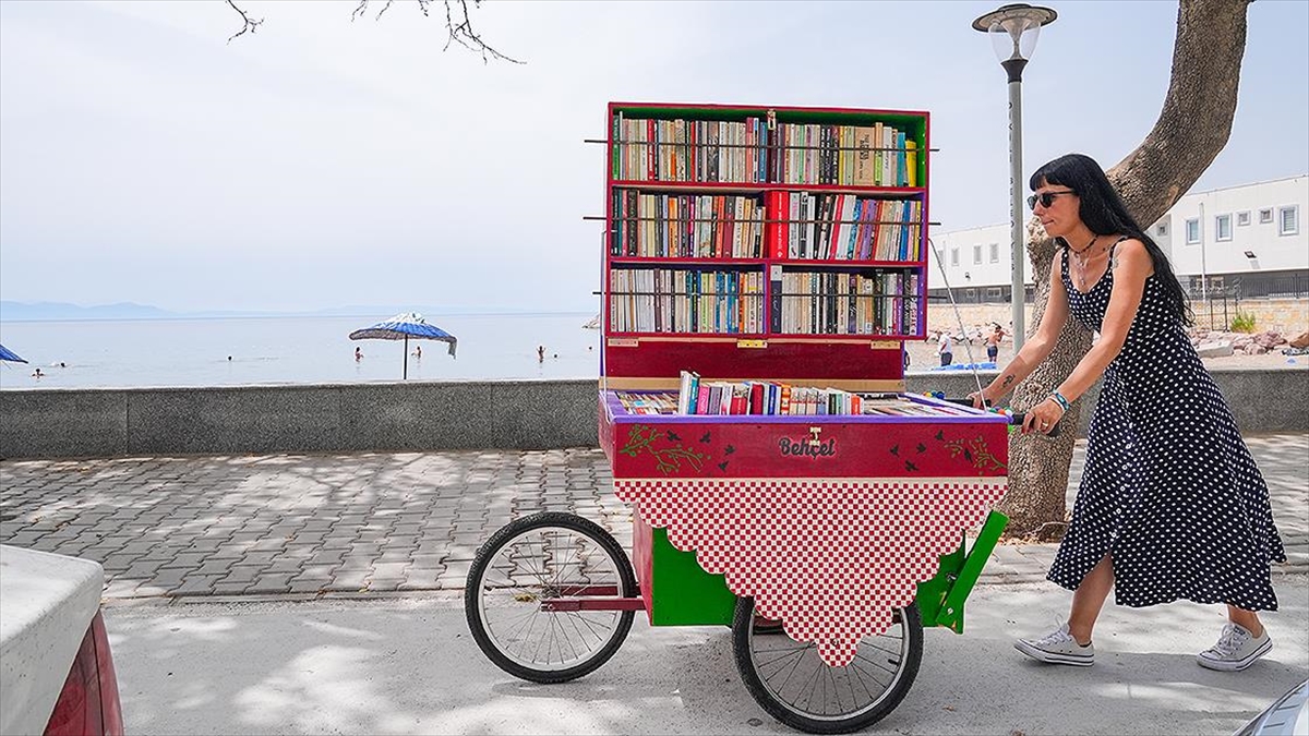 Seyyar Tezgahıyla Sokakları Arşınlayan Kadın Okuma Tutkusunu Paylaşıyor