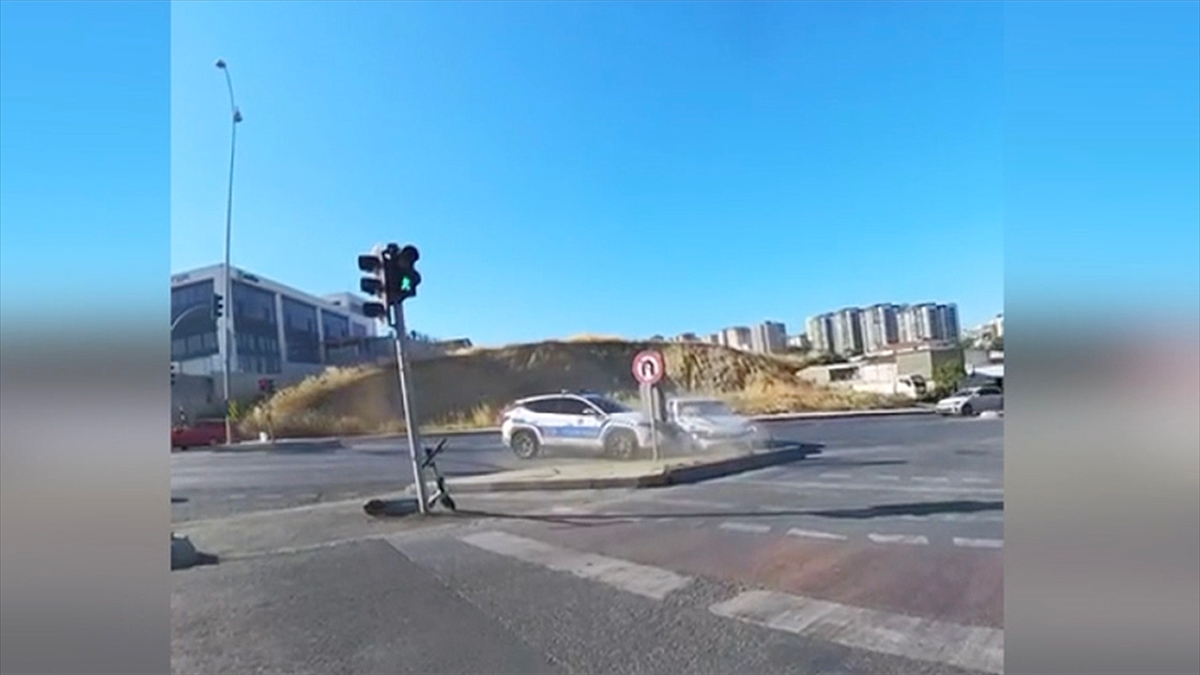 Kırmızı Işıkta Geçen Otomobilin Polis Aracına Çarpması Sonucu 6 Kişi Yaralandı