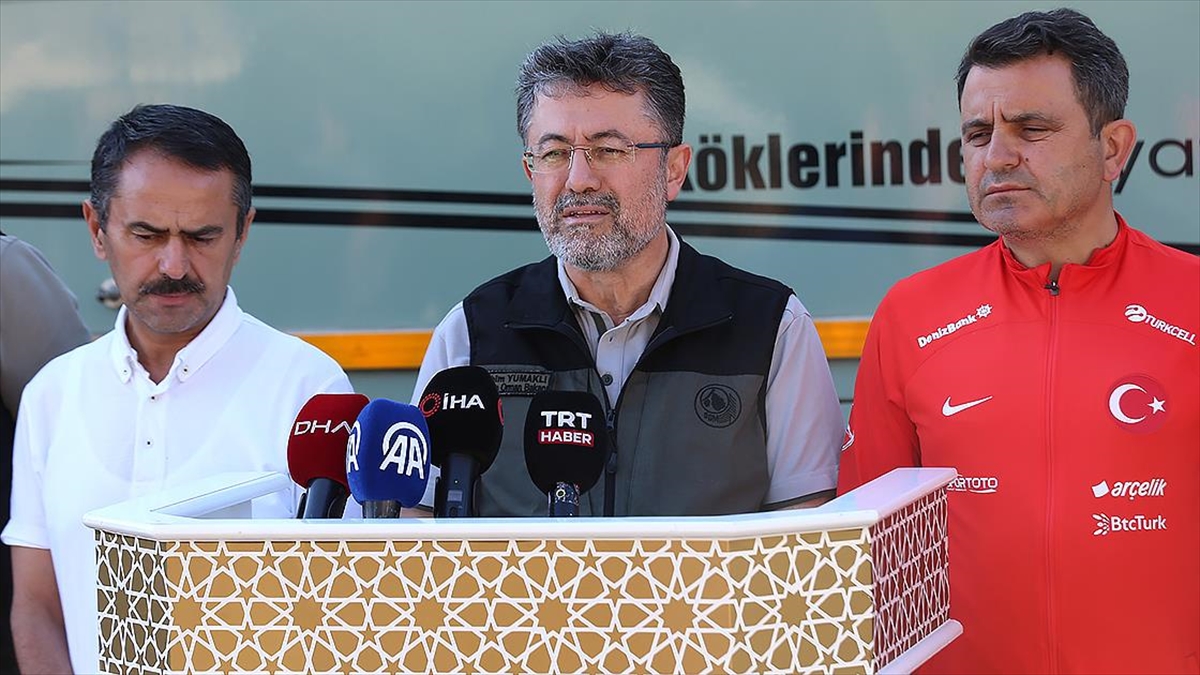 Bakan Yumaklı: (çanakkale'deki Yangın) Alevlerin İlerlemesi Durduruldu Ancak Şu An 'tamamen Kontrol Altında' Diyemiyoruz