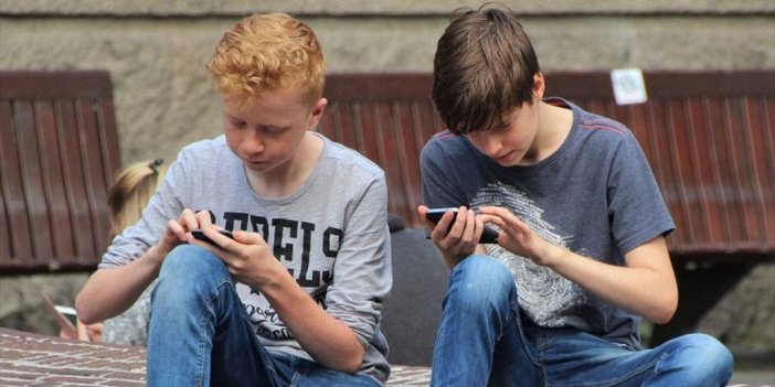 Los Angeles'ta Devlet Okullarında Cep Telefonu Ve Sosyal Medya Yasaklanacak