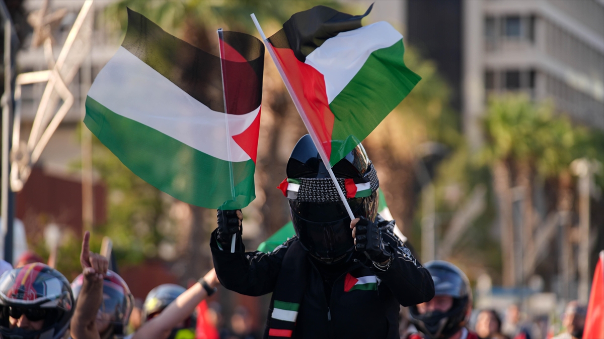 İzmir'de Filistin'e Destek İçin Araç Konvoyu Oluşturuldu