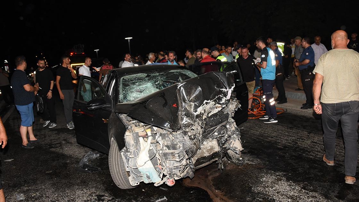 Aydın'da İki Otomobilin Çarpıştığı Kazada 2'si Çocuk 8 Kişi Yaralandı