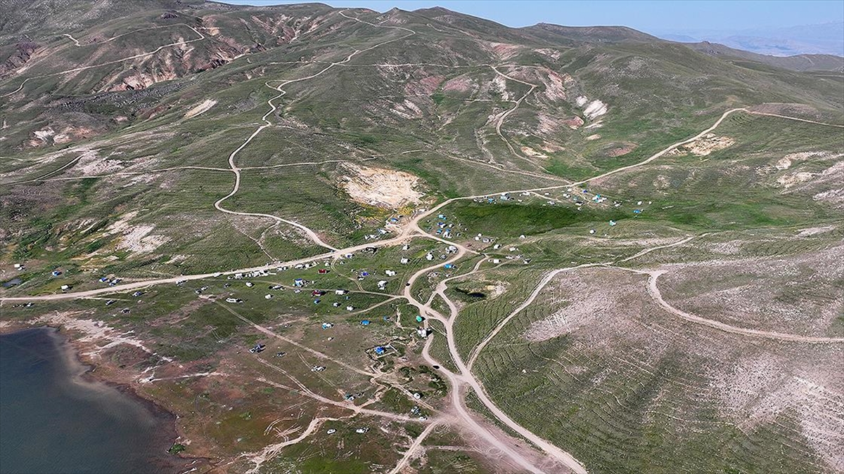 Kavurucu Sıcaktan Bunalıp Geldikleri Erciyes'te Sobayla Isınıyorlar