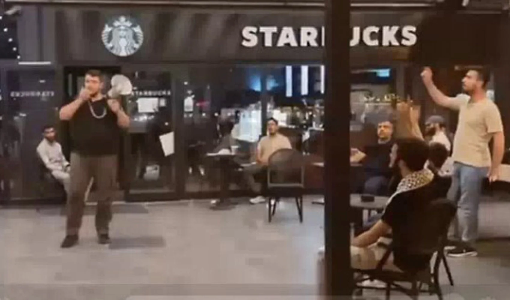 İstanbul'da Starbucks şubesine tekbirli baskın