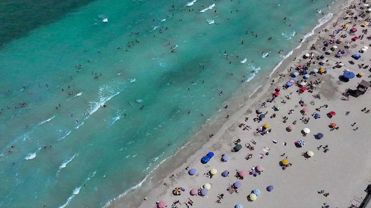 Bayram Tatilinde Çeşme'nin Otelleri De Plajları Da Doldu