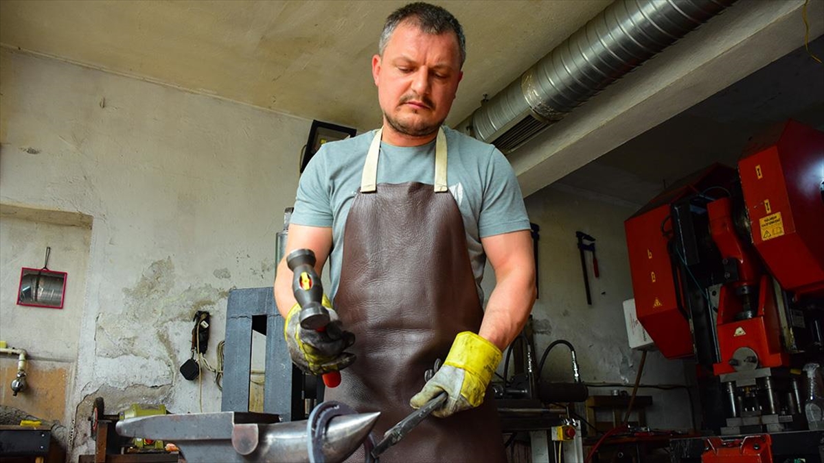 "diplomalı Nalbant" Kendi Geliştirdiği Sistemle 45 Saniyede Bir Nal Üretiyor