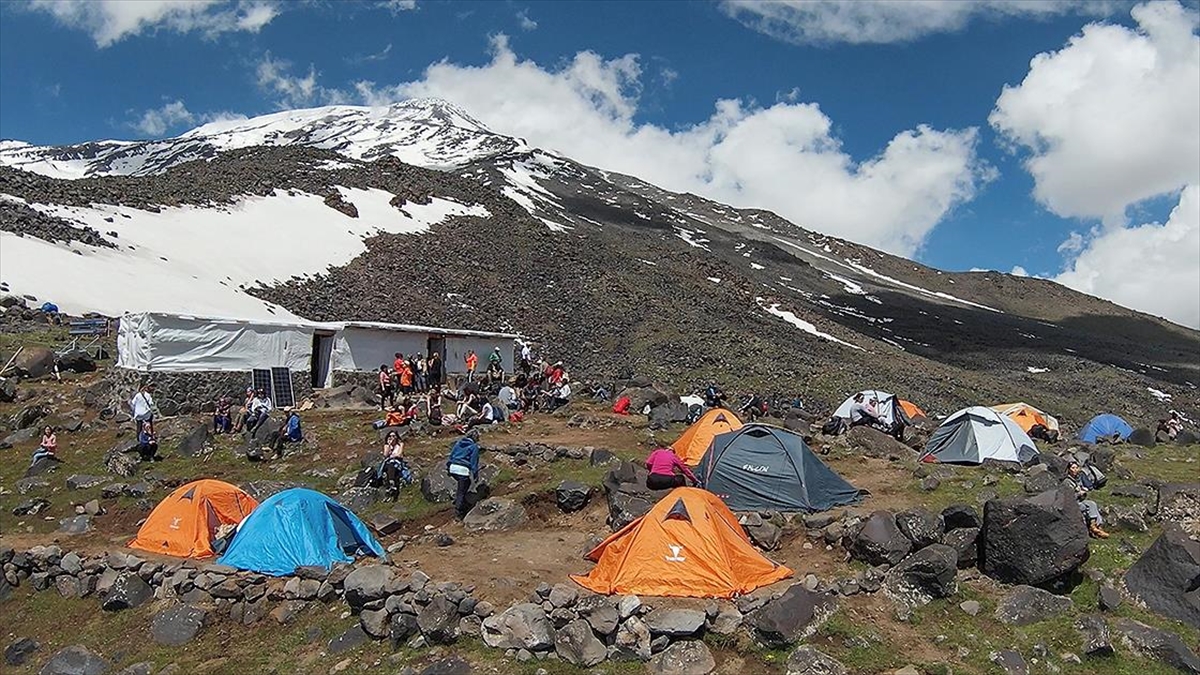 Ağrı Dağı Zirvesine Uzanan Yolculuğun Ana Kampında Panayır Havası