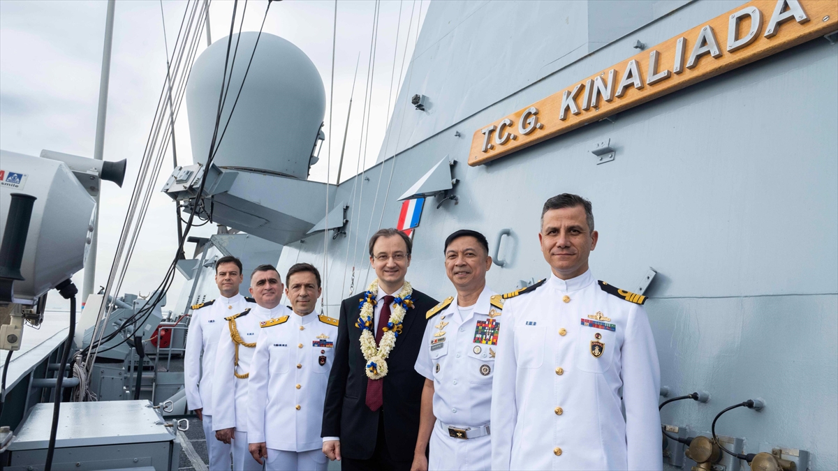 Tcg Kınalıada Filipinler'i Ziyaret Etti