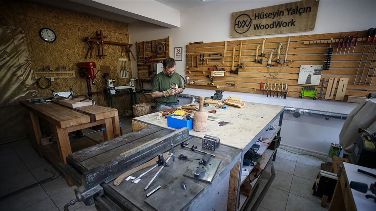 Grafik Tasarımcılığı Bırakarak Başladığı Ahşap Oymacılıkta Ürünlerini Yurt Dışına Gönderiyor