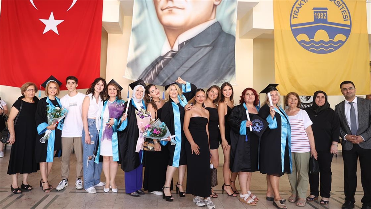 Çocuklarıyla Girdikleri Sınavda Üniversiteyi Kazanan Kadınlar Mezuniyet Sevinci Yaşadı