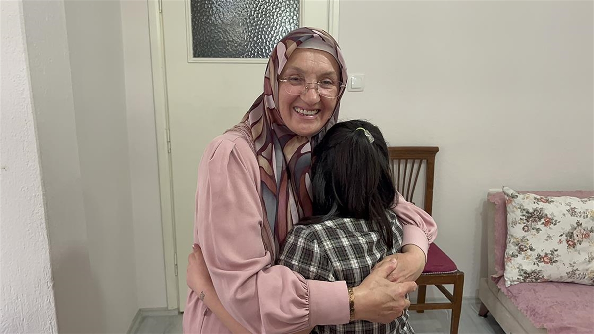 Ispartalı Çift Koruyucu Aileliğini Üstlendikleri Down Sendromlu Gizem'in Gelişimiyle Mutlu Oluyor