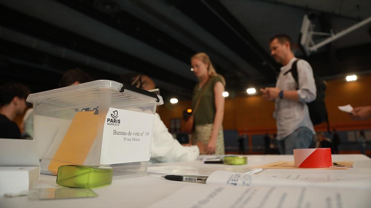 Paris'te Erken Seçimin İlk Turu, Sandıktan Aşırı Sağın Çıkması Endişesiyle Geçiyor