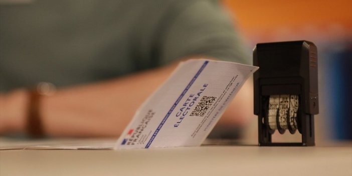 Fransa'da Erken Genel Seçimlerin İlk Turunda Aşırı Sağ, Yarışı Önde Götürüyor