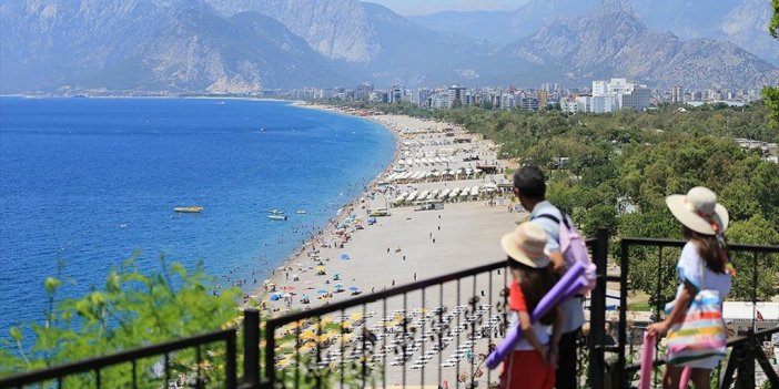 Antalya'da Sıcak Hava Ve Nem Etkili Oluyor